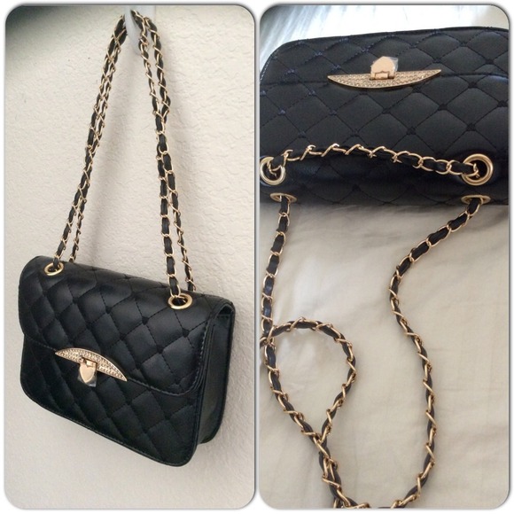 Handbags - come get it now new hand or shoulder purse