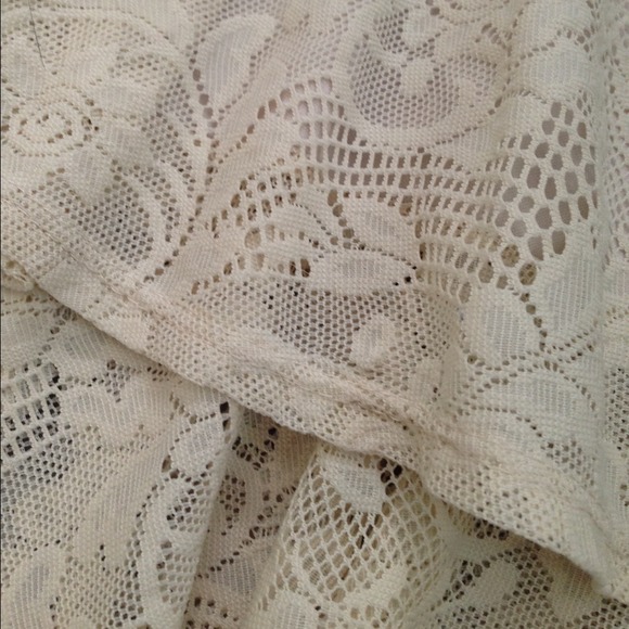 ✖️SOLD✖️ Cream Lace Crop Top - Picture 2 of 3