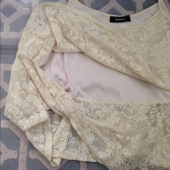 ✖️SOLD✖️ Cream Lace Crop Top - Picture 3 of 3