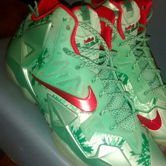 lebron 11 Christmas edtion