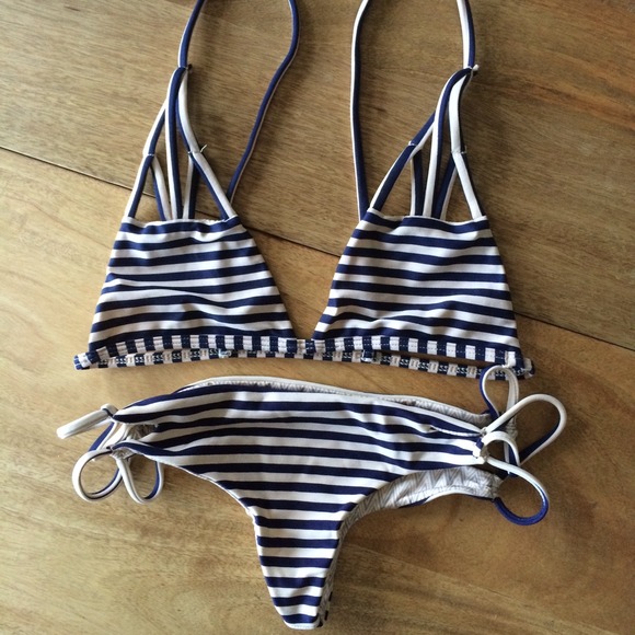 ❌SOLD❌Acacia Navy Creme Stripe Santorini&Kauai - Picture 1 of 4
