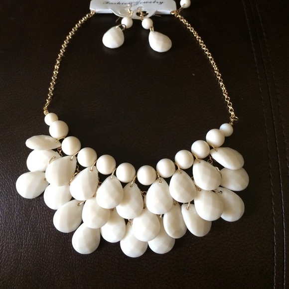 Brand new necklace &earring set