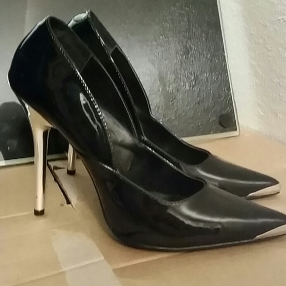 Black pointed toe high heels. - Picture 1 of 3