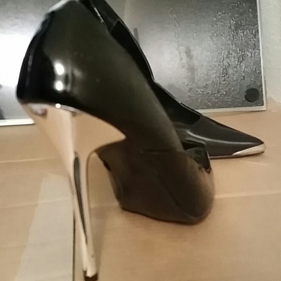 Black pointed toe high heels. - Picture 3 of 3