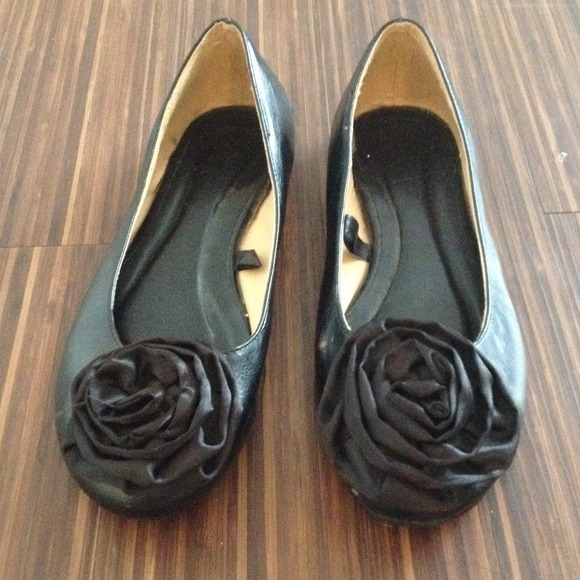 Black ballet flats