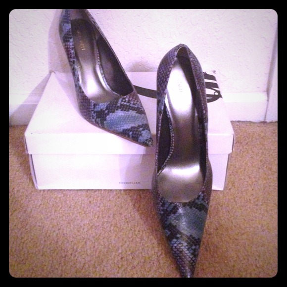 Blue snakeskin pumps