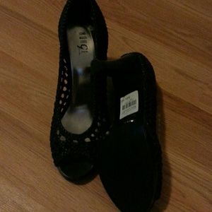 Black woven peep toes