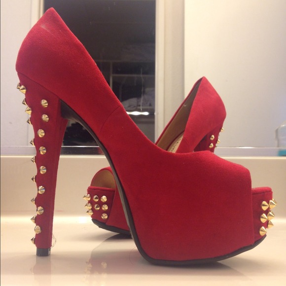 Red / gold spike pumps