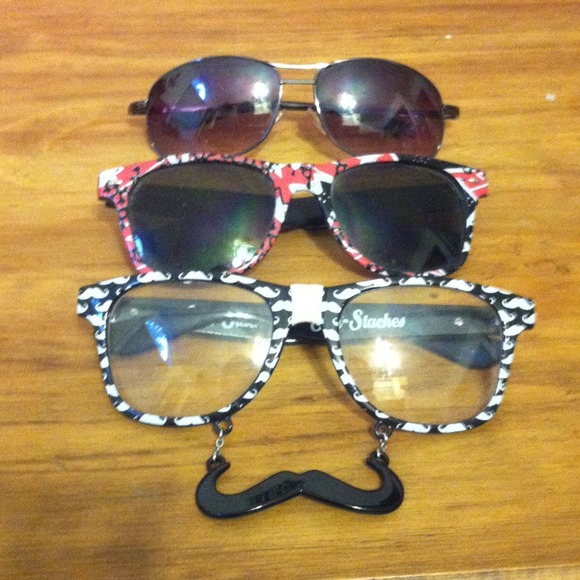 3 pairs of glasses/sunglasses