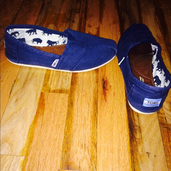 🚫traded🚫Basically new TOMS navy in color. Size 8