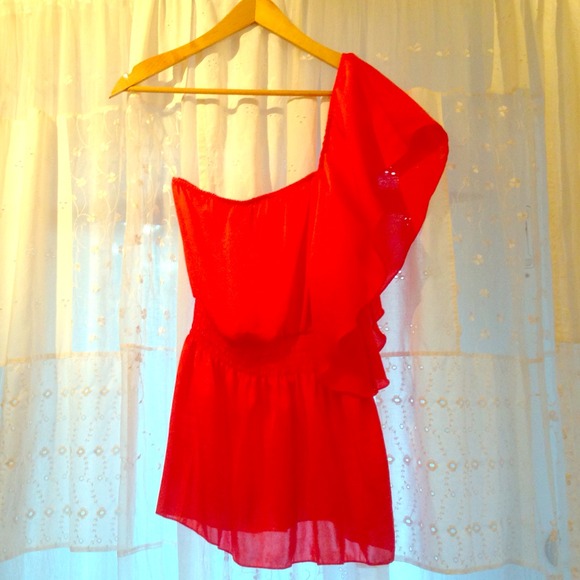One shoulder orange top medium but fits small. ✨
