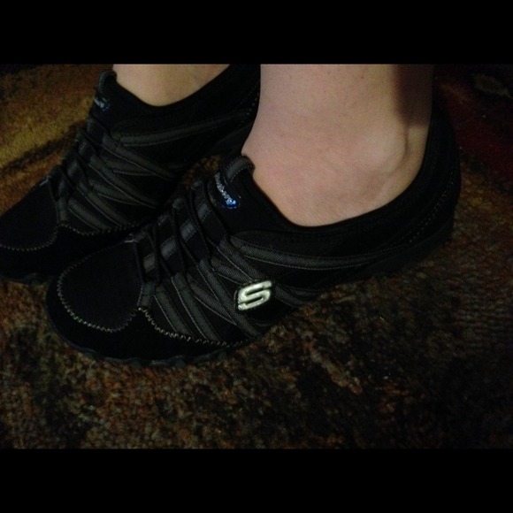 NWOT black Skechers