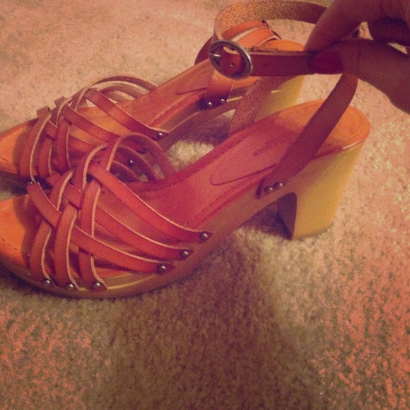 NEVER WORN Leather strappy sandal heels