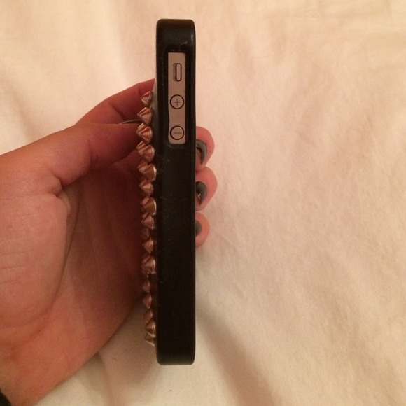 ✨💀Black IPhone 4/4s case w/ silver stud skull💀✨ - Picture 3 of 4