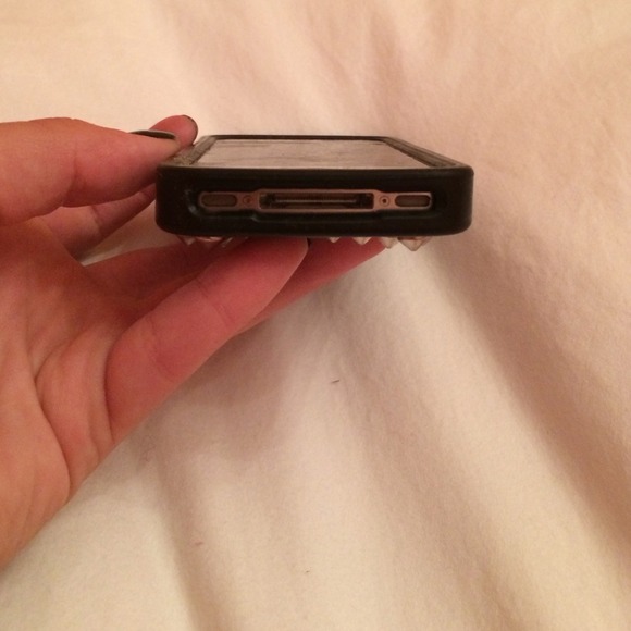 ✨💀Black IPhone 4/4s case w/ silver stud skull💀✨ - Picture 4 of 4