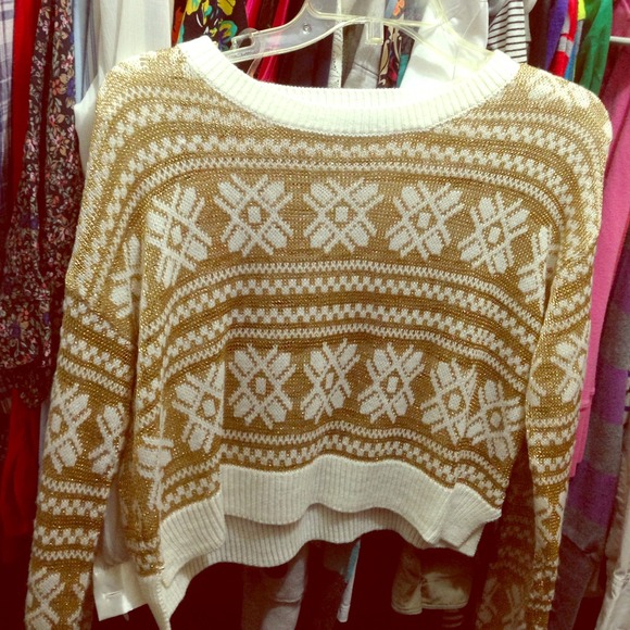 ✨ Cute gold & white sweater crop top ✨