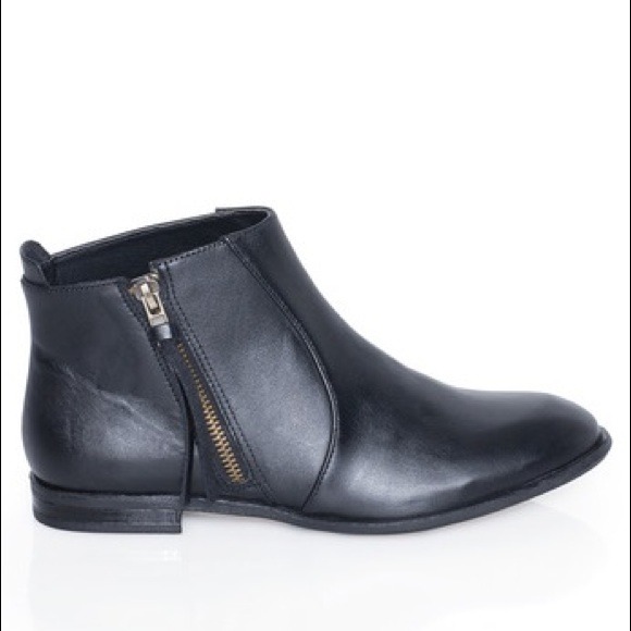shoemint flat black ankleboots!