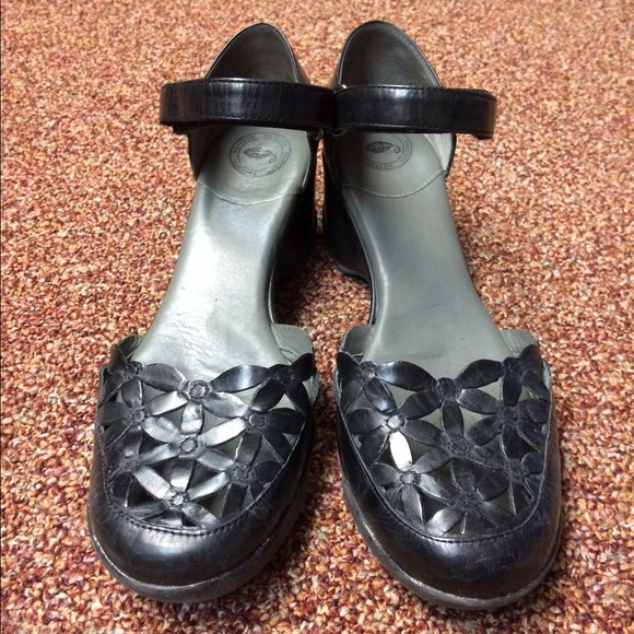 Nurture Mary Janes 8 1/2 M