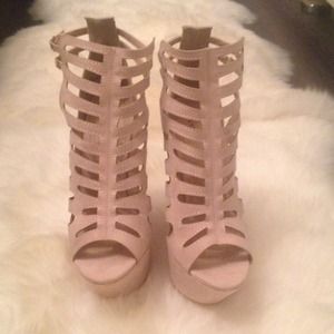 ✨⬇️Sky high wedges✨