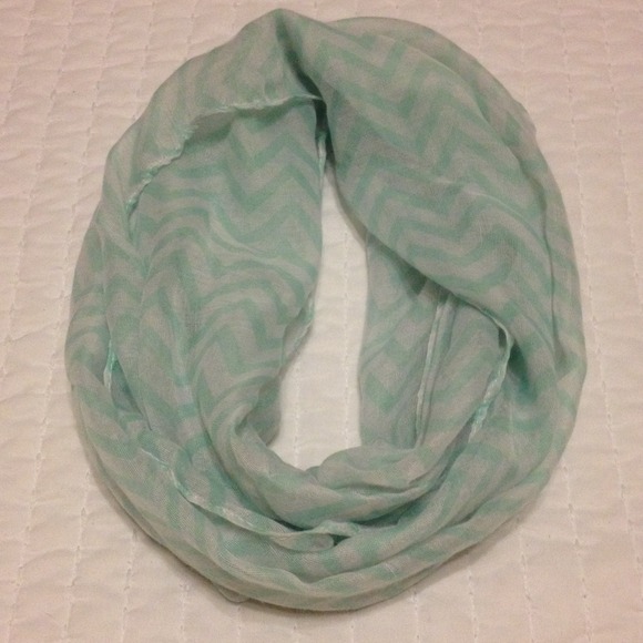 🚫 Traded- Chevron Scarf