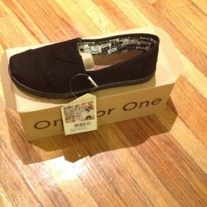 TOMS black youth shoes