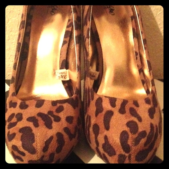 Leopard Pumps