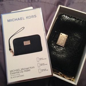 Michael Kors Zip Wallet