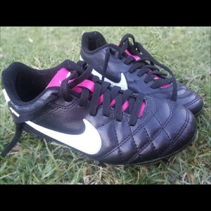 Girls Nike soccer cleats like new