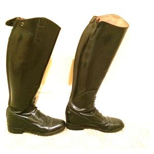 Size 7 1/2 riding boot.