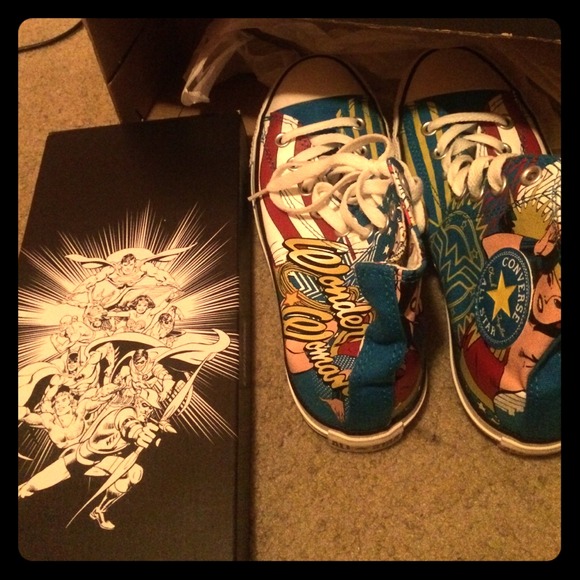Wonder Woman converse chuck Taylor basically new!