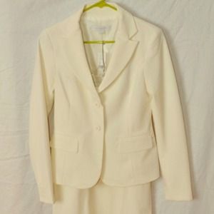 Classy and cute white skirt suit!