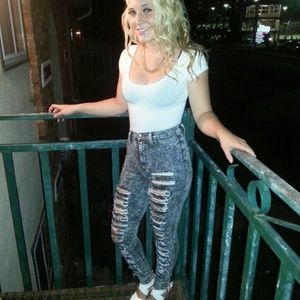 Ripped high wasted jeans