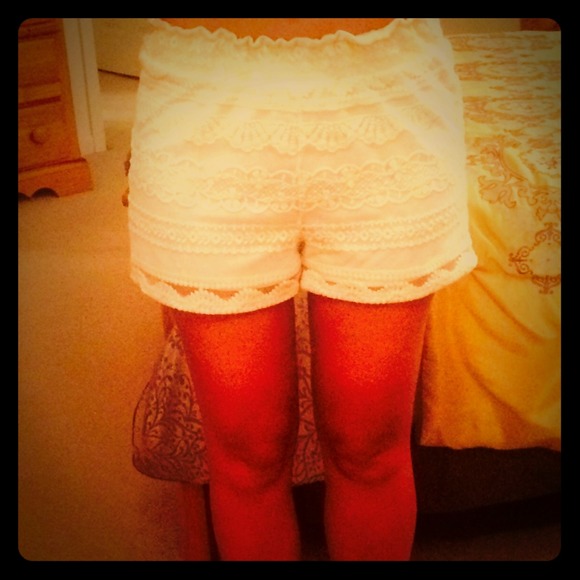 ✨Sold in bundle ✨ Cream Lace Shorts-Size Small