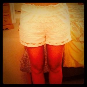 ✨Sold in bundle ✨ Cream Lace Shorts-Size Small