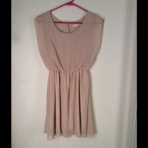 Beige dress with short sleeves