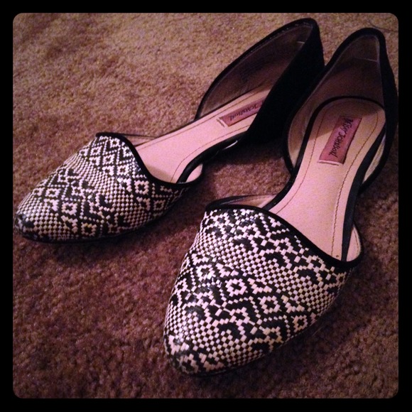 Betsey Johnson Black and White Flats🎀