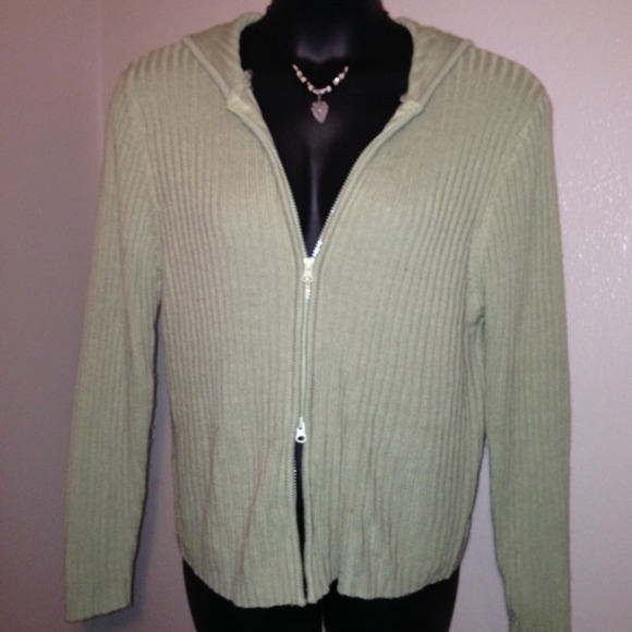 Light mint green sweater! - Picture 2 of 4