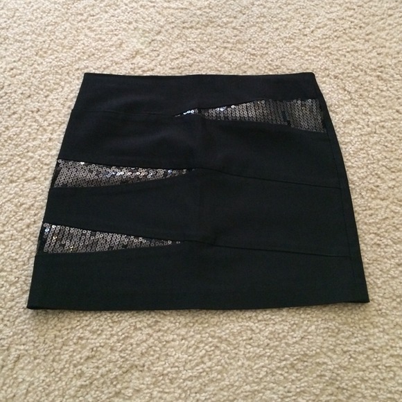 Black Sequin Bodycon Skirt - Picture 2 of 4