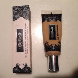 SOLD Kat Von D lock-it tattoo concealer