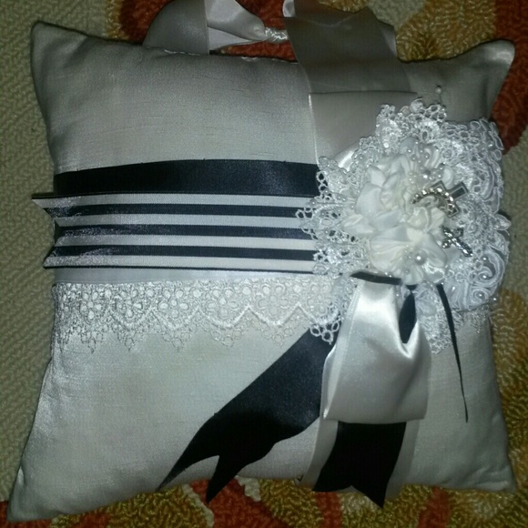 Handmade satin ring bearer pillow - Picture 1 of 2
