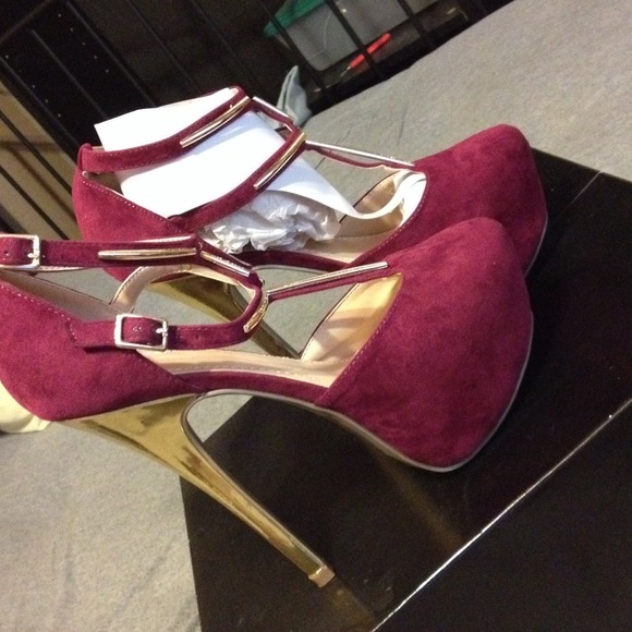 Lelaina 8.5 purple/Gold heel 4 1/2 inch 💜 this 👠