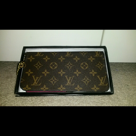 Insolite style wallet with hot pink interior