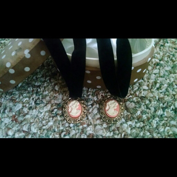2 matching necklaces