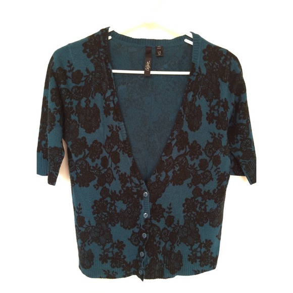 Medium sleeve cardigan.