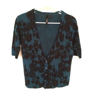 Medium sleeve cardigan.