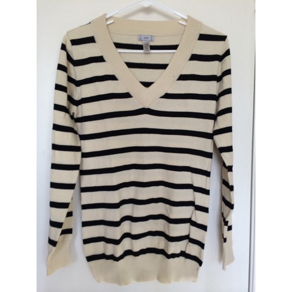 Medium thick long sleeve strip sweater.