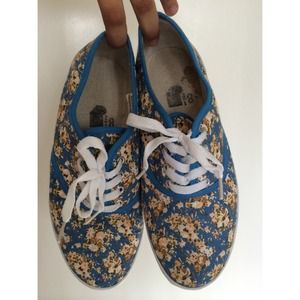 Cute floral shoes.