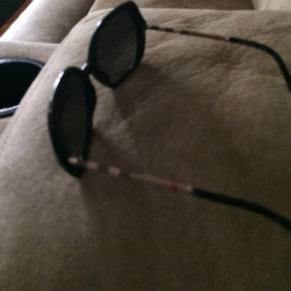 Burberry polarized sunglasses - Picture 3 of 4