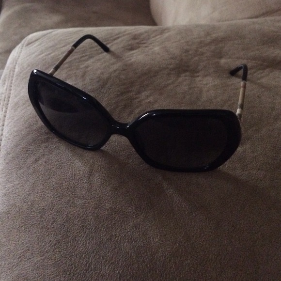 Burberry polarized sunglasses - Picture 4 of 4
