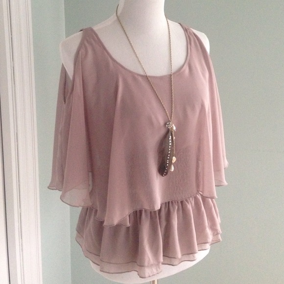 🍒REDUCED🍒Beautiful cold shoulder peplum blouse